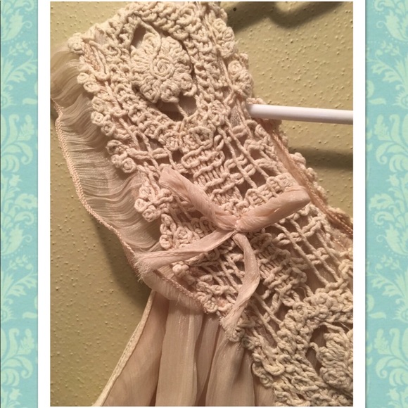 Sleeveless, knitted and flowy. - Picture 4 of 5